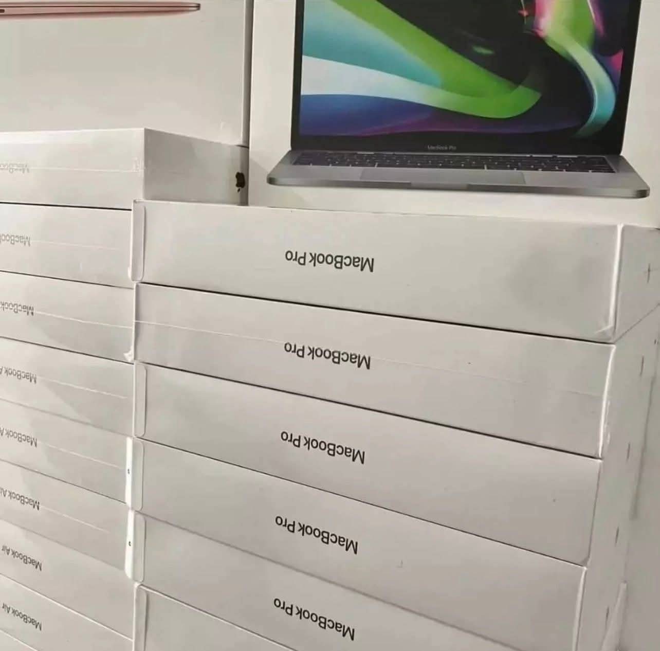 Macbook pro - Image 2